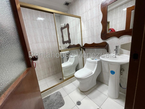 Cómoda Y Acogedora Casa De Múltiples Niveles En Venta Ubicada En La Trinidad 25-17807