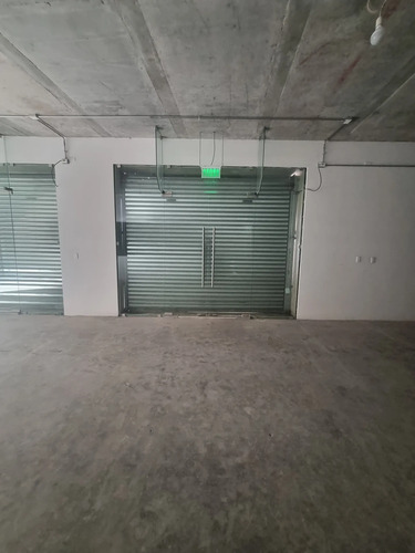 Edificio De 3 Pisos Con Locales Comerciales En Arriendo.
