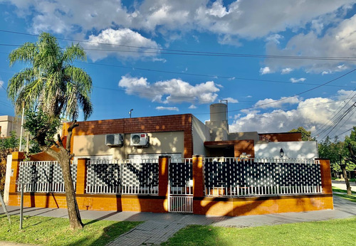 Casa 4  Amb Patio Terraza Y Cochera En Castelar - Permuta