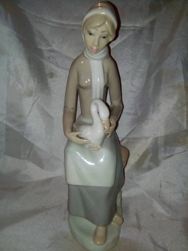 Figura De Porcelana Casades Joven Con Pato Antigua En Perfec