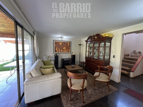 Casa En Venta De 5 Dorm. En Colina