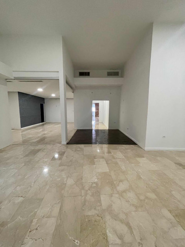 Local Casco Central Lujoso Lechería Alquiler 600 M2