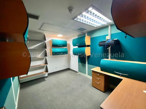 Oficina Amoblada Y Con Excelente Distribución Amoblada En Alquiler Ccct Caracas