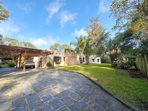 Hermosa Propiedad En Venta De 4 Dormitorios, Zona Lugano; Punta Del Este