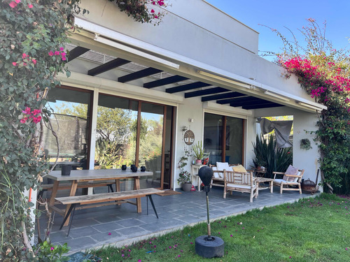 Casa En Condominio Con Excelente Vista A Santiago. 4 Dorm
