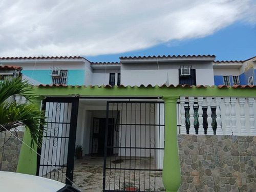 En Venta Espaciosa Casa Quinta En Flor Amarillo Urb. Bucaral Sur, (db)