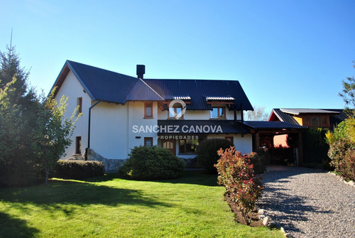 Chalet En Impecable Estado De Conservación. Bajada Directa A Hermosas Playas Del Nahuel Huapi A Pasos De Distancia.