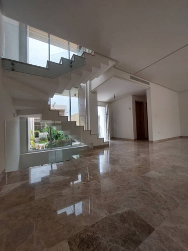 Julian Acosta. Vende Exclusivo Town House, Cumbres De Guataparo