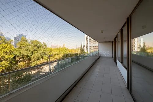 Cómodo Departamento Con Vista Despejada A Parque A...