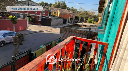 Casa De 2 Pisos, 2 Dormitorios, 3 Baños Con Estacionamiento.
