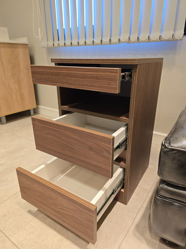 Mesa De Luz Moderna Russè Para Dormitorio. Mate Nogal Lincoln