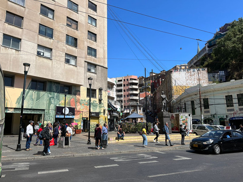 Local En Venta Frente A Plaza Anibal Pinto, Valparaíso.