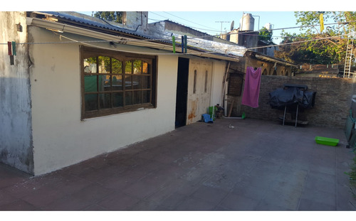Casa En Block Con Entrada De Autos Y Dos Dptos. Al Cfte.