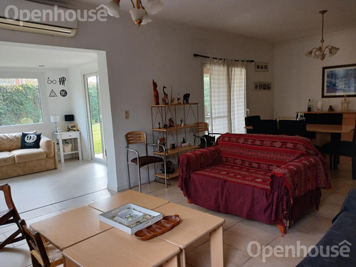Casa En Venta En Barrio Los Jazmines Con Piscina