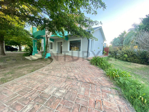 Venta De Casa 6 Ambientes 2 Dormitorios En Solares Del Carcarañá, Oliveros