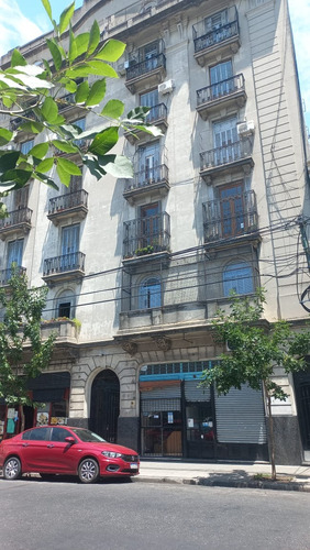 Amplio Departamento De 2 Habitaciones En Planta Baja Con Patio Y Techos Altos, Excelente Ubicación En La Ciudad De Buenos Aires. Perfecto Acceso A Transporte