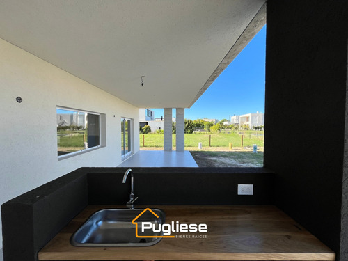 Casa A Estrenar En Venta En Barrio Ceibos - Puertos. Cochera Techada, Pileta - Orientación Este