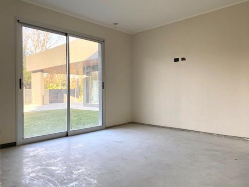 Casa De 2 Dormitorios Con Pileta Y Parrillero - San Eduardo- A Estrenar