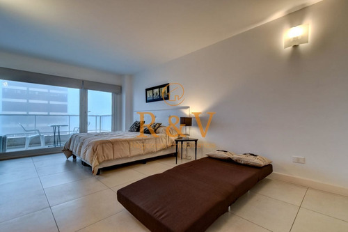 Imagen 6 de 21 de Venta De Apartamento Monoambiente Con Terraza Y Garaje En El Corazón De La Península, Punta Del Este