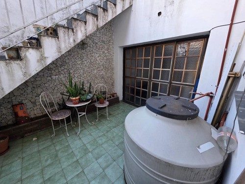 En Venta En Palomar Casa En Esquina De 4 Ambientes + 2 Locales F: 10243