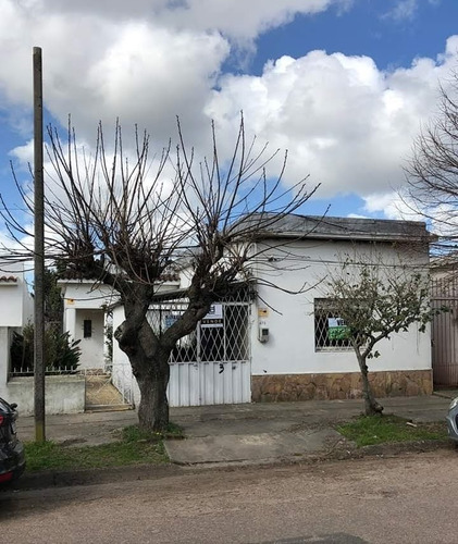 Dueño Vende Casa En Las Piedras, 3 Dormitorios, 6 Ambientes, Galpones, Fondo Con Parrillero, Garaje. Acepta Banco.
