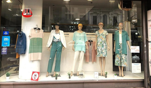 Imagen 2 de 10 de Venta Local Centro Sobre 18 De Julio Gran Vidriera