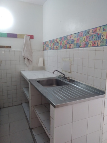 Imagen 17 de 21 de Casa-quinta De Dos Plantas En Calle Cerrada