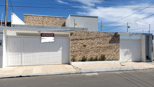 Casa De Esquina Com 3 Quartos (uma Suíte) E 2 Banheiros