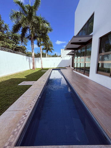 Exclusiva Residencia Moderna Con Alberca Y Amplios Espacios | Diseño Minimalista