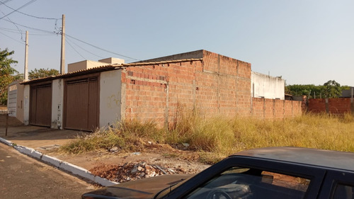 Duas Casas Germinadas Com 4 Cômodos, Garagem, Quintal E Lavanderia