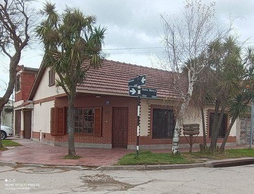 Imagen 2 de 12 de Chalet Esquina 3 Amb Mas Depto Y Garage