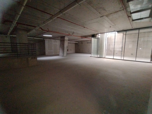 Increíble Local Comercial De 974m2 En Arriendo En Vitacura.