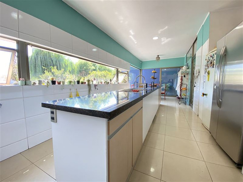 Casa En Venta De 5 Dorm. En Colina