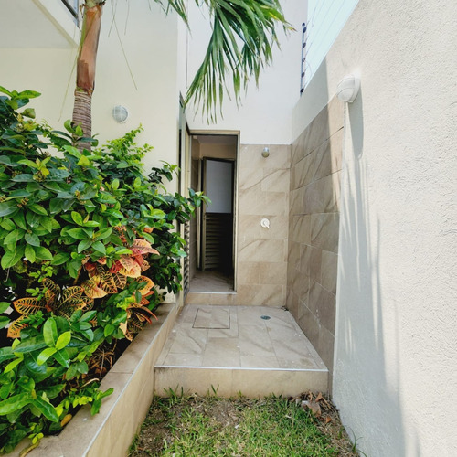Casa En Venta En Veracruz Con Alberca, Fracc. Las Palmas De Medellín, Ver.