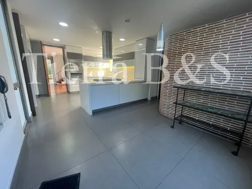 Lujosa Residencia: Confort Y Elegancia Por $13.900.000 Incluida Administración, San Simón