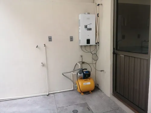 En Venta Casa En Puerta De Piedra, Equipada, Jardín, 3 Recamaras, Alberca