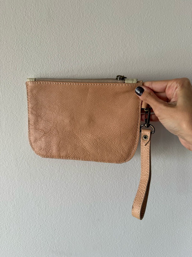 Sobre Cartera Eco Cuero Color Nude Nude Eco Cuero Con Texura Color Bronce (Usado)