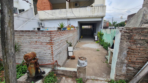 Casa En Lote De 10 X 50, 3 Ambientes, Garage Pasante Y Fondo Libre Parquizado