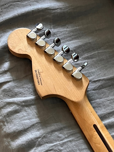 Guitarra Fender Squier Stratocaster Standard 20 Aniversario Diestro Sunburst