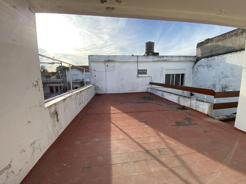 Venta - Casa - Monte Castro - Apto Credito - Lote Propio - 6 Ambientes - Cochera - Permuta
