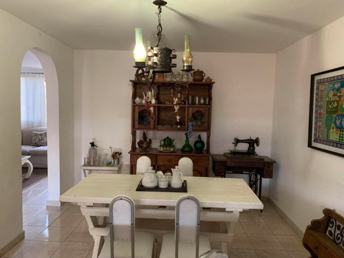 Imagen 12 de 27 de Townhouse En Venta De Dos Niveles Estilo Mediterraneo Cocina Empotrada E Iluminada Monteserino San Diego