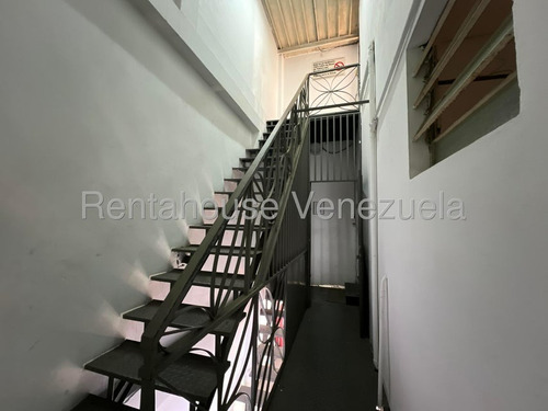 Edificio Industrial En Alquiler En Catia Con Montacarga Y Electricidad 440 Ideal Para Fabricas Depositos Distribuidores Con Showroom Exhibicion Galpon Oficinas Deposito Importadores 25-10144
