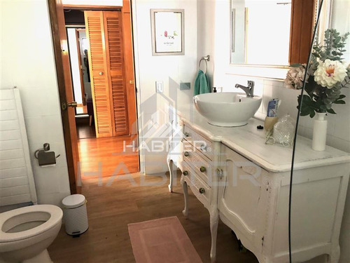 Casa En Venta De 5 Dorm. En Curicó