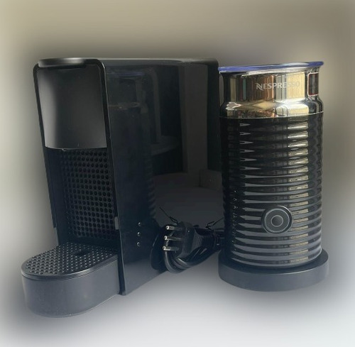 Imagen 1 de 2 de Cafetera Nespresso Essenza Minic30 Negra+capsulas De Regalo
