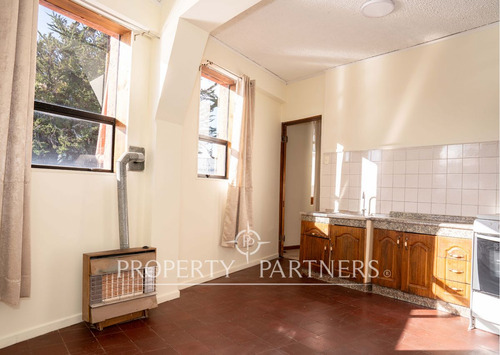 Casa Ideal Para Oficinas O Uso Comercial Por Su Ub...