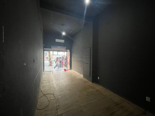 Imagen 6 de 9 de Local, 18 De Julio Frente A La Universidad, 70 M2 De Salón, 4 Mts De Frente, Único !!