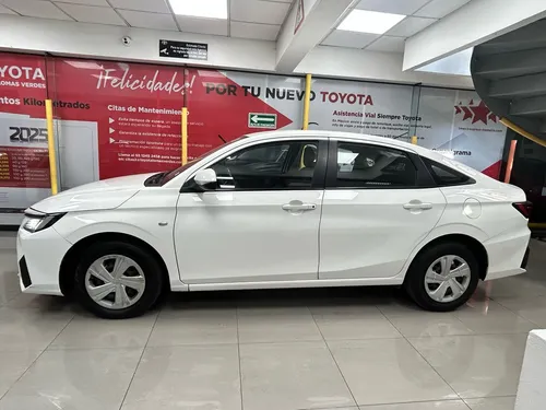 Toyota Yaris 4p Sedán Base L4/1.5 Aut