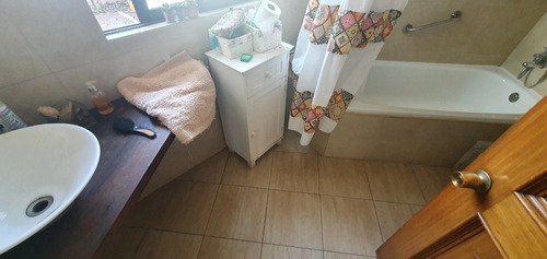 Vendo Hermosa Casa Simón González, La Reina.