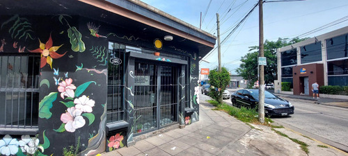 Local En Castelar Sobre Av. Arias (esquina)