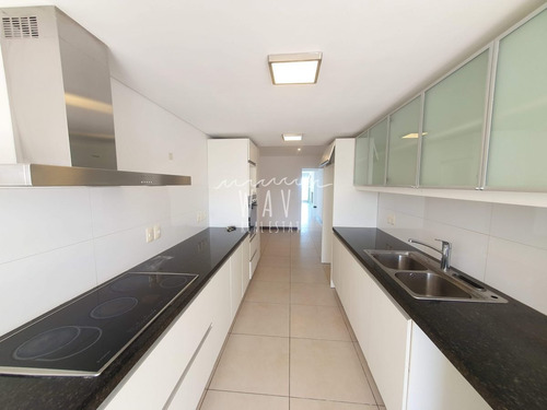 Imagen 19 de 30 de Venta De Apartamento Penthouse Dúplex De 4 Dormitorios Y 6 Baños En Suite, Frente Al Mar En Punta Del Este.